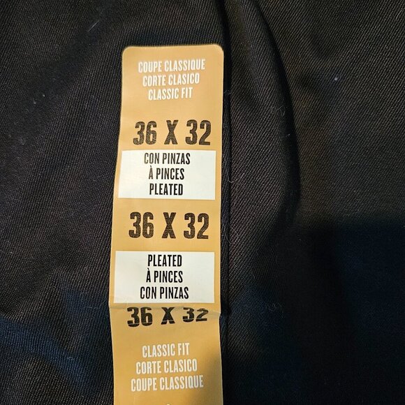 Dockers  Signature Khaki Classic Fit Pleated Front Pant - Picture 5 of 8